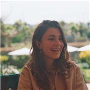 Soy profesora de esquí y tengo experiencia cuidando a niños en todos varios idiomas.
